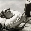 Occhiali per leggere a letto (Inghilterra 1936)