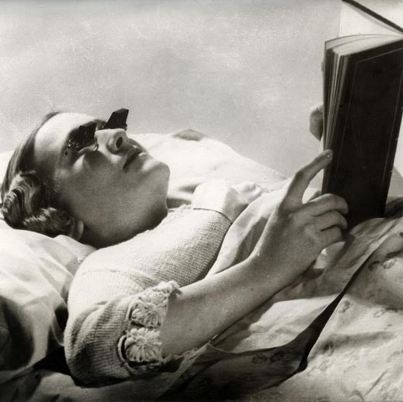 Occhiali per leggere a letto (Inghilterra 1936)
