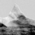 Iceberg con vernice rossa e nera che si ritiene essere quello che affondò il Titanic