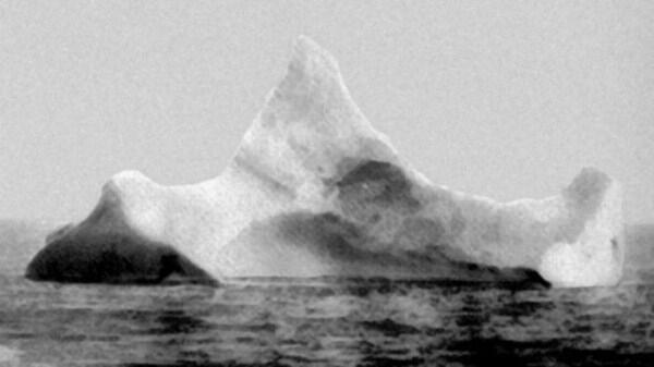 Iceberg con vernice rossa e nera che si ritiene essere quello che affondò il Titanic