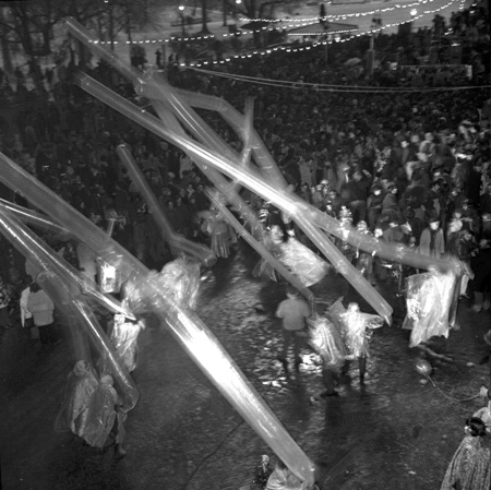 Immagine di Capodanno - Ballerini indossano il poncho per proteggersi dalle intemperie il 31 dicembre 1969