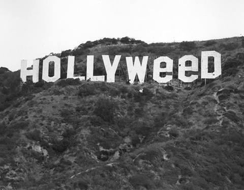La scritta Hollywood nel 1976 modificata in onore delle leggi permissive sulla marijuana in California