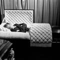 J. Dean scherza in una cassa da morto a un funerale  in Indiana, sette mesi prima della sua morte in un incidente d’auto, nel 1955