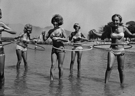 3 marzo 1963. L'Hula Hoop è brevettato da Arthur Melin, segnando l'inizio di una mania Hula Hoop