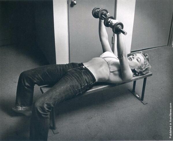 Marilyn Monroe in palestra, foto di Philippe Halsman. 1952