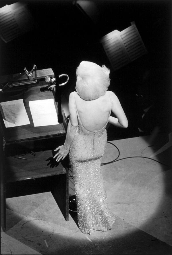Marilyn Monroe che canta 'Happy Birthday, Mr. President', 1962. Photo by Bill Ray