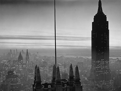 Midtown Manhattan e l'Empire State building al crepuscolo, 1930 (Foto di Samuel H. Gottscho)