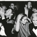 Da sinistra a destra, Halston, Bianca Jagger, Jack Haley, Jr. e la moglie Liza Minnelli e Andy Warhol festeggiano il Capodanno allo Studio 54