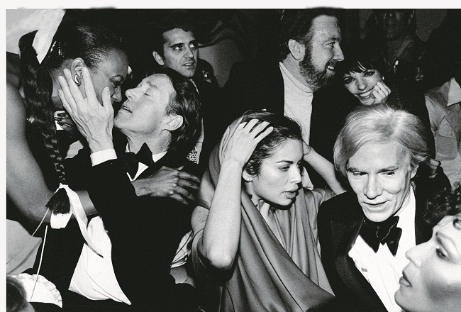 Da sinistra a destra, Halston, Bianca Jagger, Jack Haley, Jr. e la moglie Liza Minnelli e Andy Warhol festeggiano il Capodanno allo Studio 54
