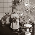 LeRoy, il bambino di un anno stella della Paramount gioca con i suoi nuovi giocattoli sotto l’albero di Natale. (Photo by Hulton Archive: Getty Images). 1933