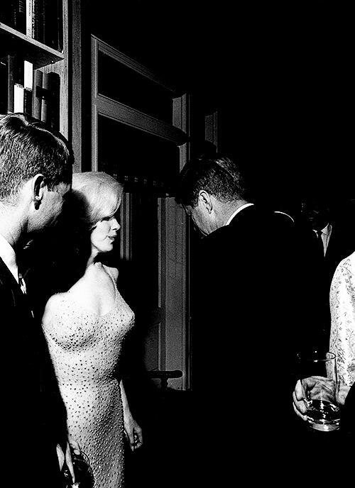 L'unica foto di John F. Kennedy e Marilyn Monroe insieme, pochi istanti dopo che lei gli ha cantato 'Happy Birthday'. 1962
