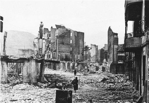 La città basca di Gernika fu bombardata e distrutta dai tedeschi. Gernika il giorno dopo, 26 aprile, 1937