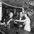 Tre festaioli alzano i bicchieri al Cotton Club nel 1936 per un brindisi per festeggiare l’anno nuovo
