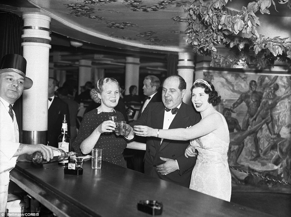 Tre festaioli alzano i bicchieri al Cotton Club nel 1936 per un brindisi per festeggiare l'anno nuovo