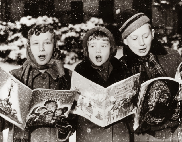 Tre giovani cantanti danno la loro interpretazione di una canzone di Natale sotto la neve. (Photo by Keystone: Getty Images). 1957