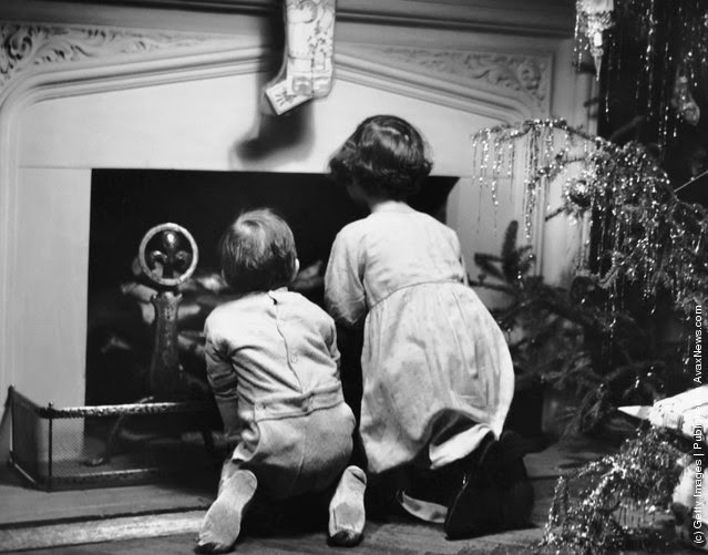 Due bambini in attesa di Babbo Natale. (Photo by George Marks: Retrofile: Getty Images). Stati Uniti, 1950 circa