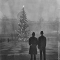 Due poliziotti osservano lìalbero di Londra di Natale, un regalo dalla Norvegia, illuminato in Trafalgar Square, di fronte alla National Gallery. (Photo by Warburton: Topical Press Agency: Getty Images). 1 dicembre 1948