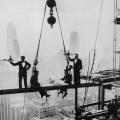Due camerieri servono  il pranzo a due operai su una trave sopra New York City, 1930 (Foto di Keystone: Getty Images)