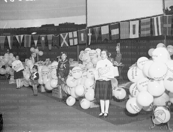Una elegante signora partecipa alla consegna dei doni ai bambini del Centro Profilattico del Governatorato di Roma