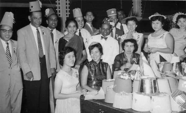 Capodanno all'Hotel Majestic (primi anni '60) Da sinistra Richard Pavee, C. Ayadurai, Lee Kek Siong