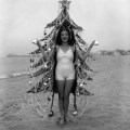 Donna vestita da albero di Natale 1936