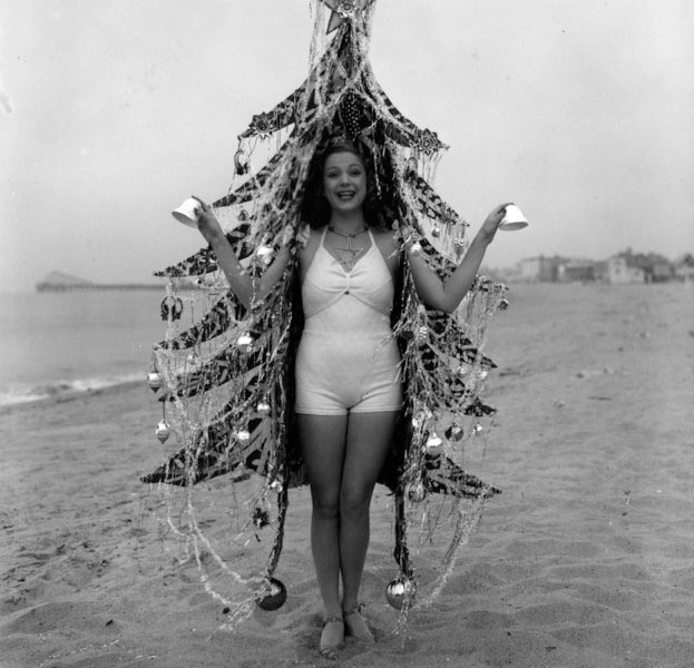 Donna vestita da albero di Natale 1936