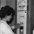 Un distributore di whisky ghiacciato, talvolta presente negli uffici. (1950)