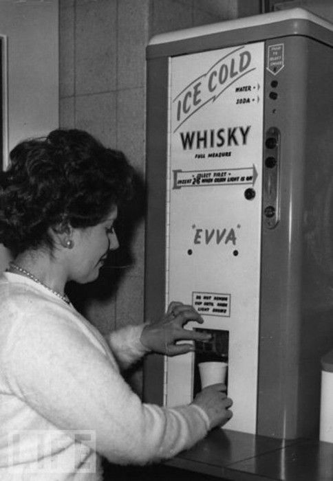 Un distributore di whisky ghiacciato, talvolta presente negli uffici. (1950)