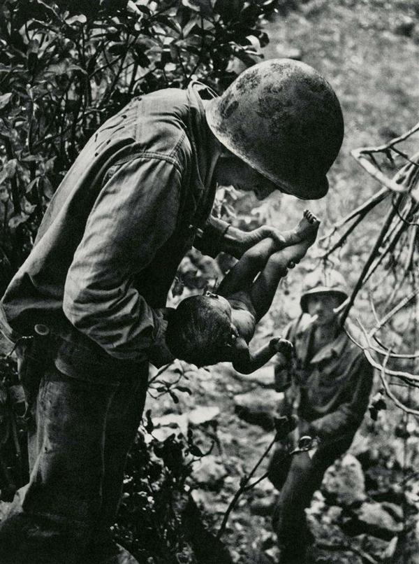 Bambino ferito con Marines, Saipan, 1944 by W. Eugene Smith