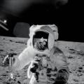 Charles Conrad riflesso nella visiera di Alan Bean durante l’allunaggio dell’Apollo 12  nel 1969