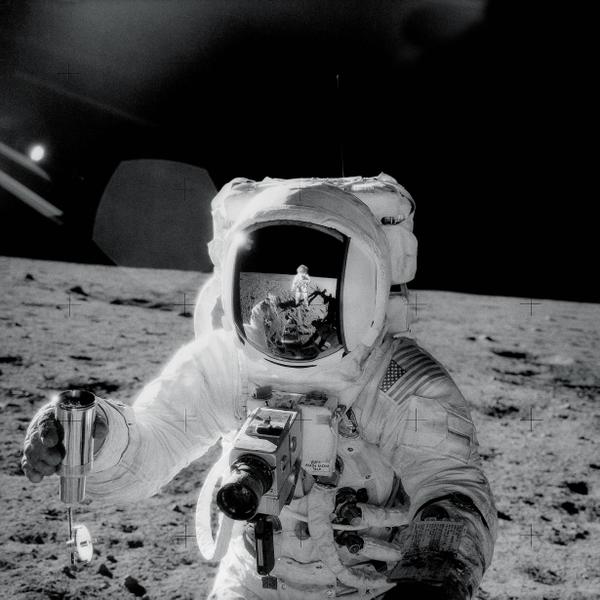 Charles Conrad riflesso nella visiera di Alan Bean durante l'allunaggio dell'Apollo 12 nel 1969