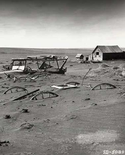 Fattoria sepolta nella polvere durante gli anni del Dust Bowl