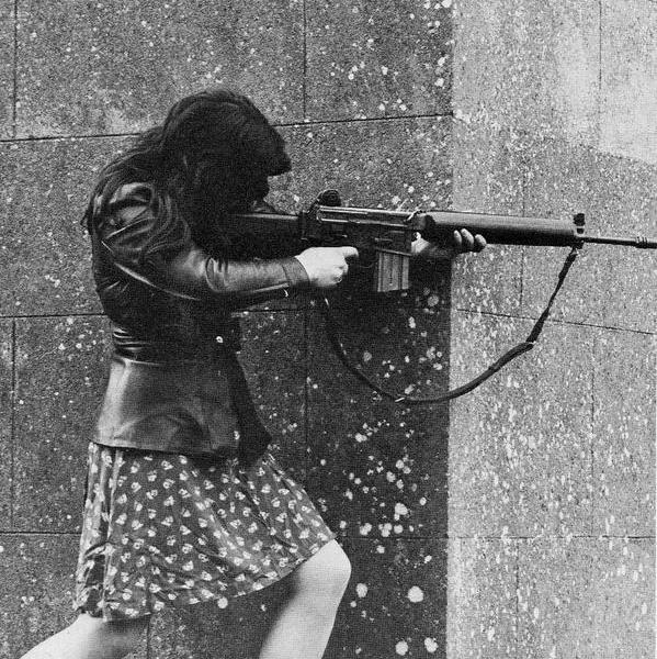 Donna combattente dell'IRA nel 1970