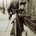 la fotoreporter Jessie Tarbox sulla strada con la sua macchina fotografica, 1900