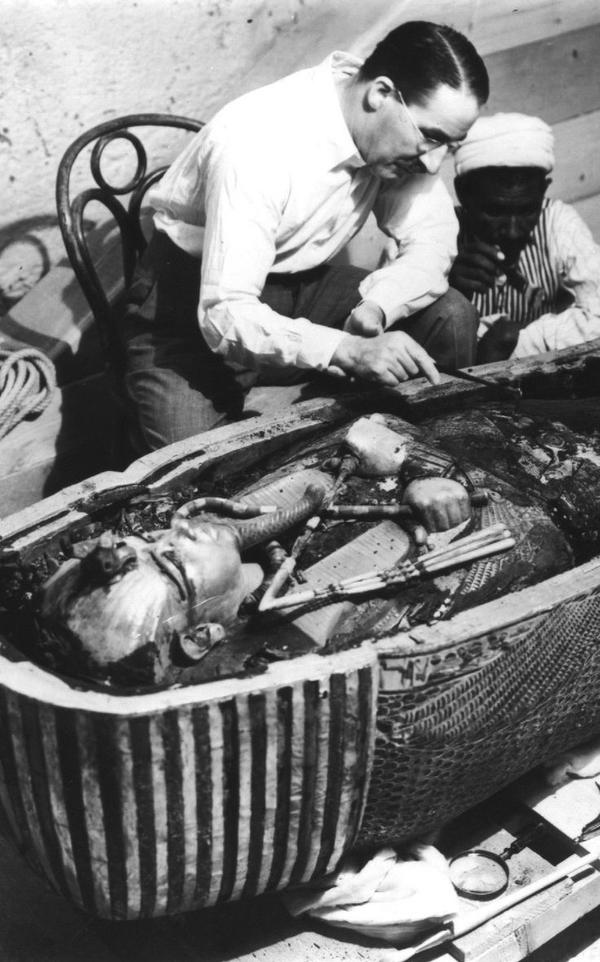 Howard Carter apre il sarcofago del re Tutankhamon nel 1924