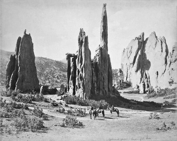 Individui a cavallo nel Giardino degli Dei, Colorado, circa 1871 - Foto di William Henry Jackson