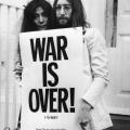 John Lennon e Yoko Ono manifestano contro la guerra sui gradini del palazzo di Apple a Londra, 1969 (Foto di Frank Barratt: Getty Images)