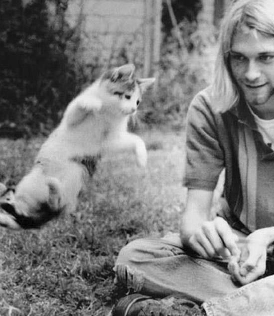 Kurt Cobain con il suo gatto volante