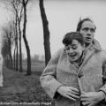 Mel Ferrer mette il suo cappotto intorno a sua moglie, l’attrice Audrey Hepburn, in una strada di campagna fuori Parigi 1956