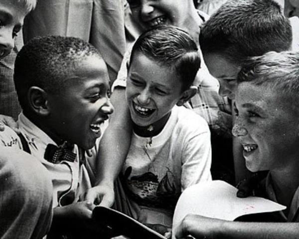 Mesi dopo la decisione della Brown, Charles Thompson è accolto dai suoi nuovi compagni di classe, 1954