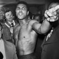 Muhammad Ali durante il processo di pesatura prima del suo secondo incontro di boxe con Joe Frazier, 23 gennaio 1974