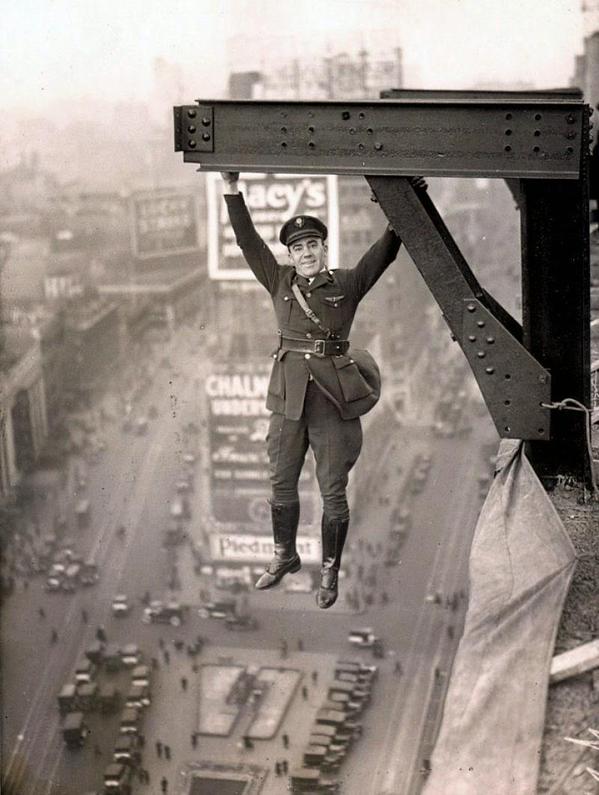 Un poliziotto esegue una bravata, New York, 1920