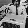 Steve Jobs presenta il nuovo computer Apple II, 1977