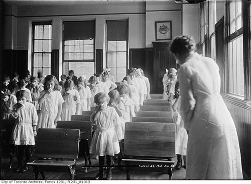Gli studenti partecipano a una lezione di soffiaggio di naso, Toronto, 1913