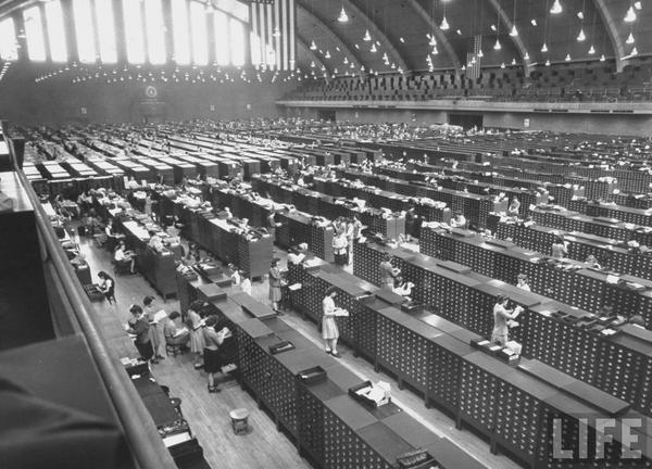 La sala file principale al quartier generale dell'FBI di Washington DC, 1944 (via LIFE)