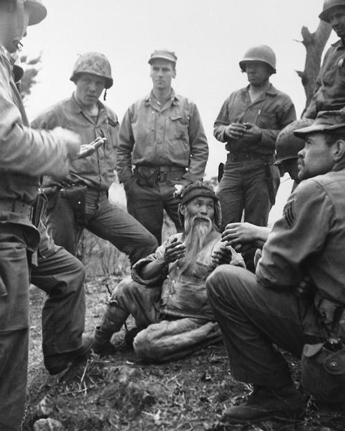 L'interrogatorio di un civile nordcoreano che ha attraversato due linee NK e NATO per lsalvarsi, ca.1951