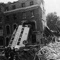 Il relitto di un autobus che è stato fatto scontrare contro una casa a Londra durante il Blitz, 9 set 1940