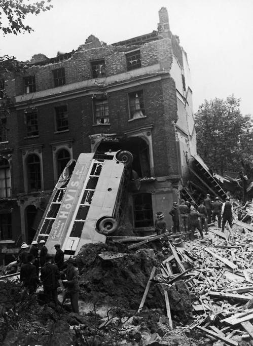 Il relitto di un autobus che è stato fatto scontrare contro una casa a Londra durante il Blitz, 9 set 1940