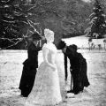 Due signore che fanno un elegante “Snow lady” nel 1891