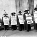 1914, Un gruppo di donne protesta contro il governo inglese per le discriminazioni nei confronti del genere femminile. Foto GettyImages